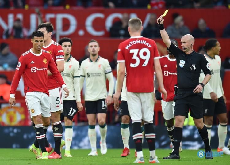 皇马1-0领先　第38分钟，皇马开出右侧角球，罗德里戈乱战中推射入网，但边裁举旗示意越位在先进球无效，VAR介入后确认进球有效！